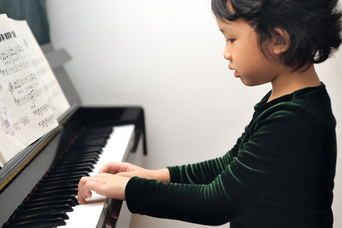 Sister play piano