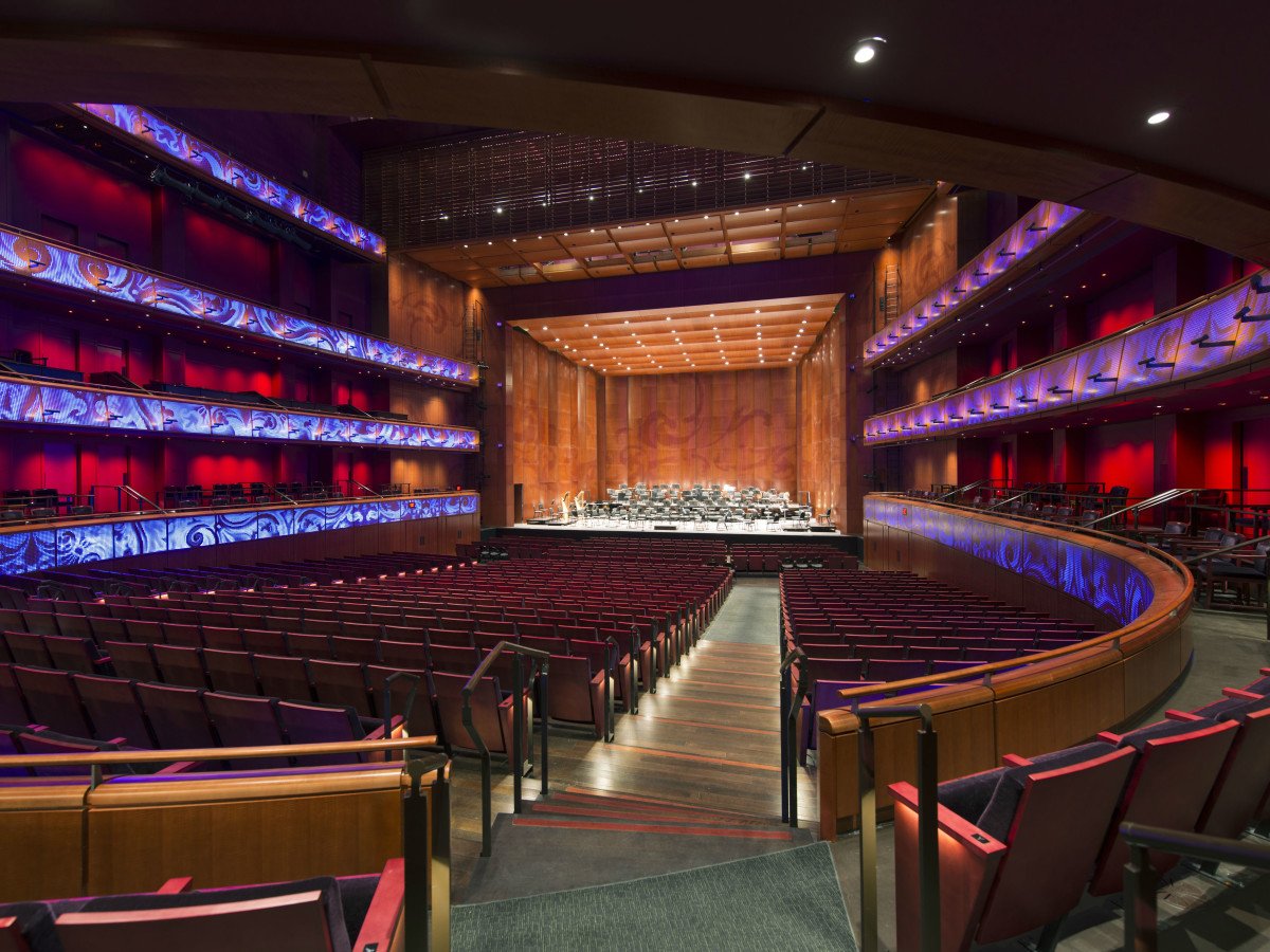 How many theatres. Сцена сбоку. Tobin Center for the performing Arts. Majestic Theatre, San Antonio, TX. Энхайпен на сцене.