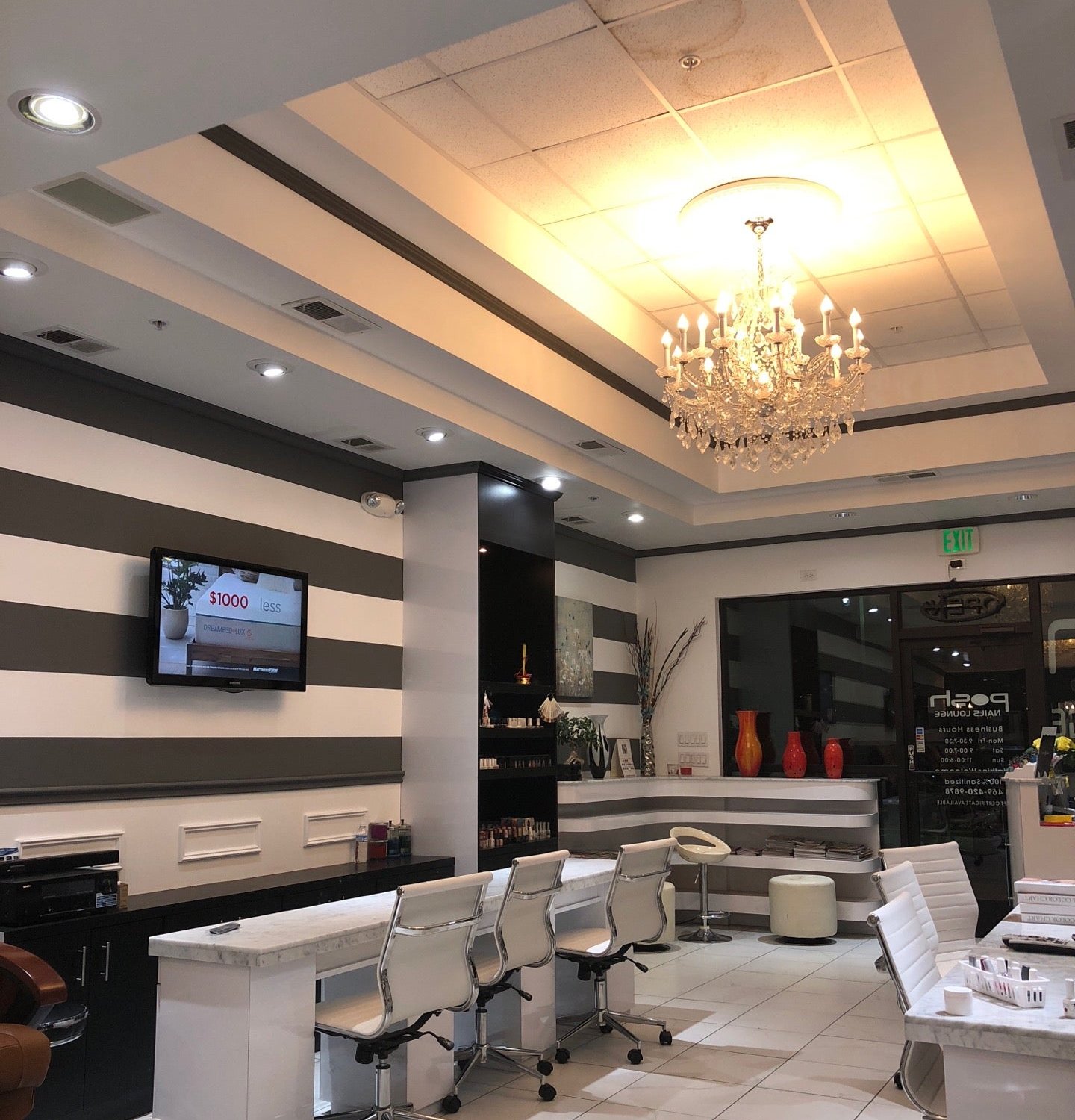 Nail Lounge университет. Posh foyer.