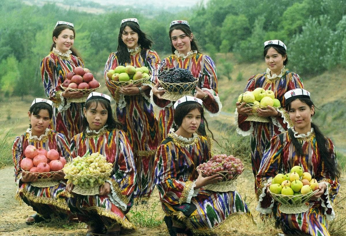 Узбекские женщины. Узбеки народ. Творческих узбеков. Национальная одежда таджичек. Таджикский поздравляю