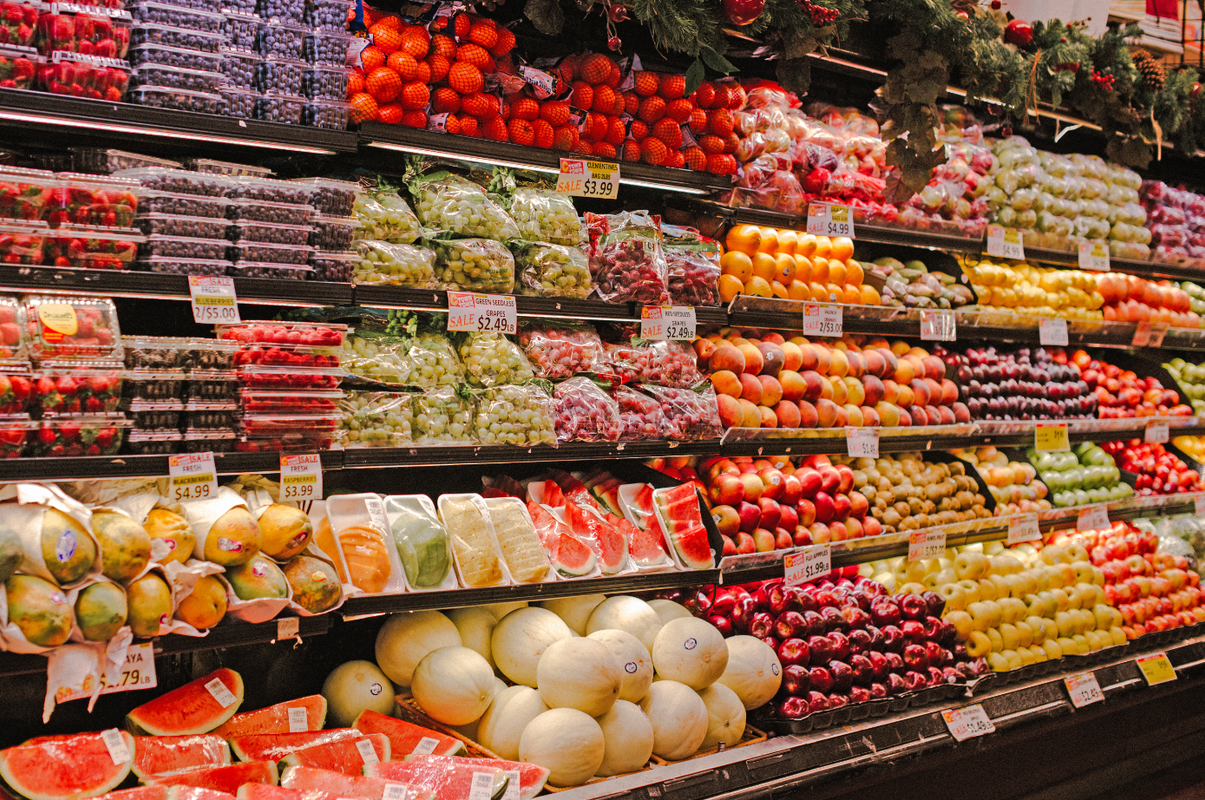 Покажи продукты. Продуктовый магазин в Америке. Продуктовые магазины в Нью-Йорке. Магазин продуктов в Америке. Магазин продукты в Нью Йорке
