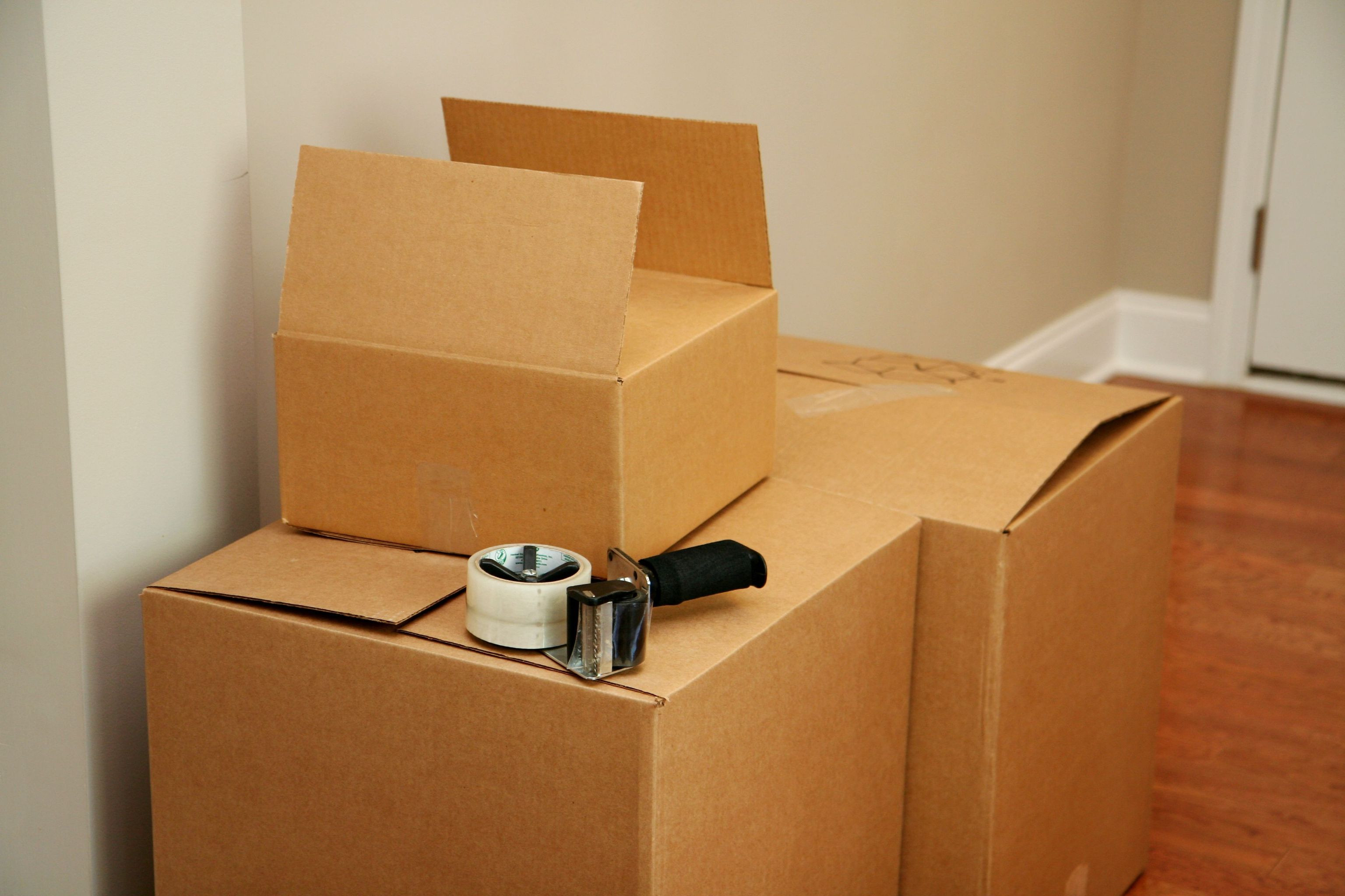 Советы переезжающим. Картонная коробка. Вещи в картонной коробке. Коробки для переезда. Картонная коробка для бытовой техники.